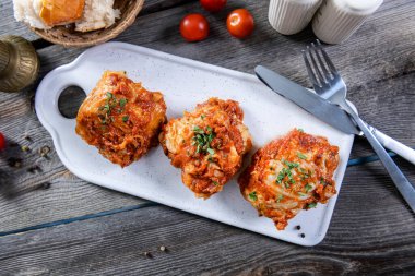 Domates soslu lahana dolması.