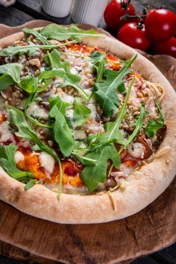 Roka, fıstık ve peynirli ev yapımı pizza.