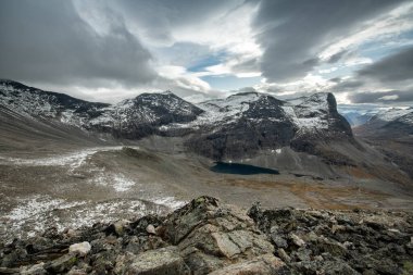 yüksek dağlar göl manzaralı