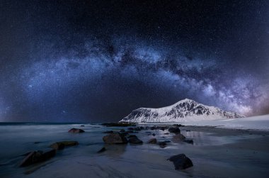 Norveç 'teki Skagsanden plajında güzel bir samanyolu.