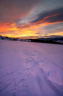 Güneş doğarken güzel kış manzarası