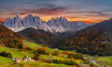 İtalyan dolomitlerinin güzel manzarası - Santa Maddalena