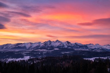 Kış boyunca dağların güzel manzarası - Polonya Tatraları