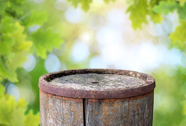 Eski paslı varil üstü arka planı 