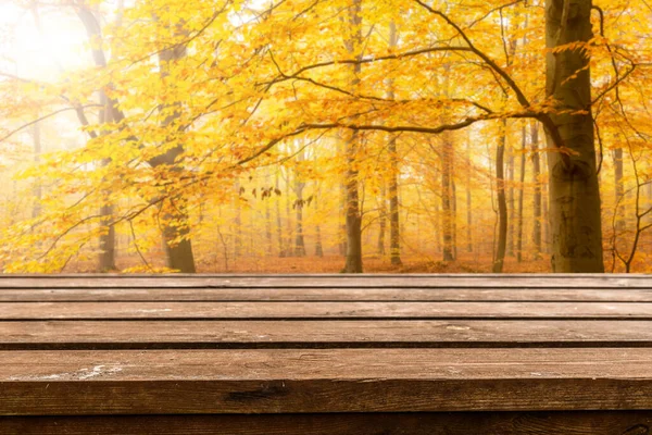 Boş eski ahşap masa arkaplanı - sonbahar arkaplanı