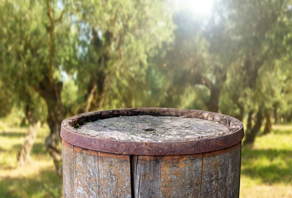 Eski paslı varil üstü arka planı 