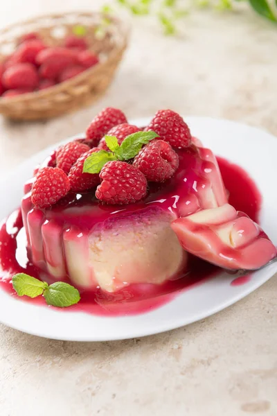 Deliciosa Sobremesa Panna Cotta Com Molho Framboesas — Fotografia de Stock