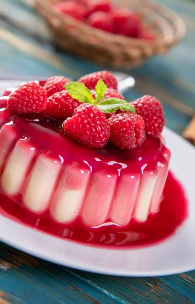 Вкусный Десерт Панны Малиновым Соусом — стоковое фото