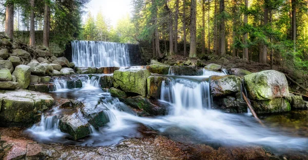 Herrliches Bild Mit Wald Felsigen Wasserfall — Stockfoto
