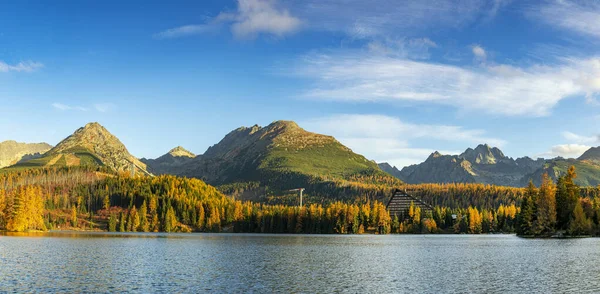 Slovakya Tatra dağlarında Strbskie Pleso 'nun sonbahar manzarası - panorama