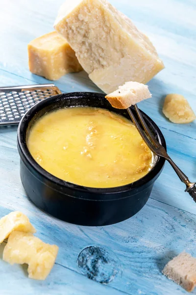 Ekmekle servis edilen erimiş peynirli İsviçre fondüsü