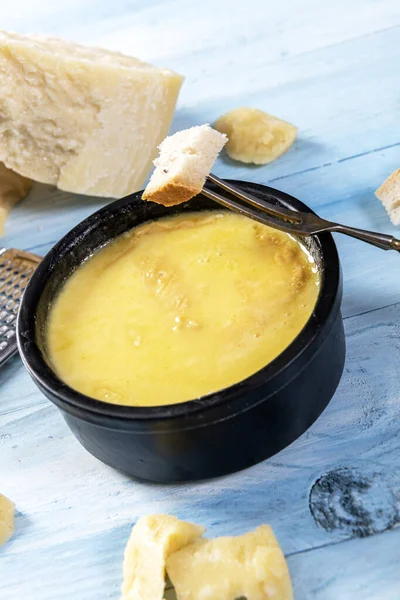 Ekmekle servis edilen erimiş peynirli İsviçre fondüsü