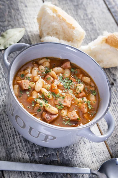 Domates soslu fırında fasulye ve doğranmış sosis.