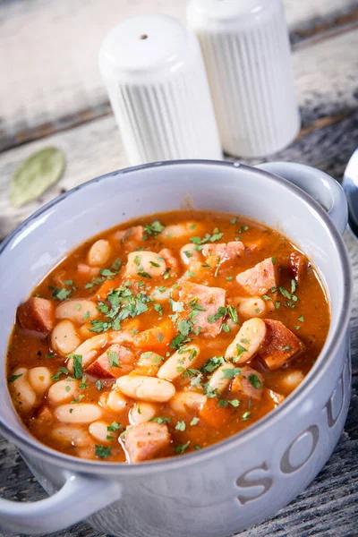 Domates soslu fırında fasulye ve doğranmış sosis.