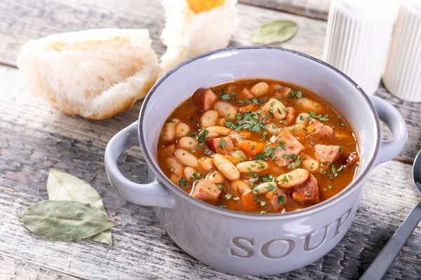 Domates soslu fırında fasulye ve doğranmış sosis.