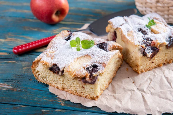 Ciasto Drożdżowe Śliwkami Jabłkami — Zdjęcie stockowe