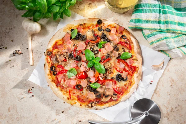 Sabrosa Pizza Casera Con Jamón Aceitunas Negras Pimiento Rojo — Foto de Stock