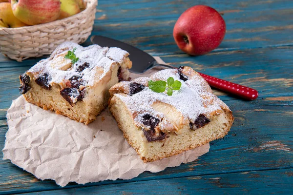 Yeast cake with plums and apples