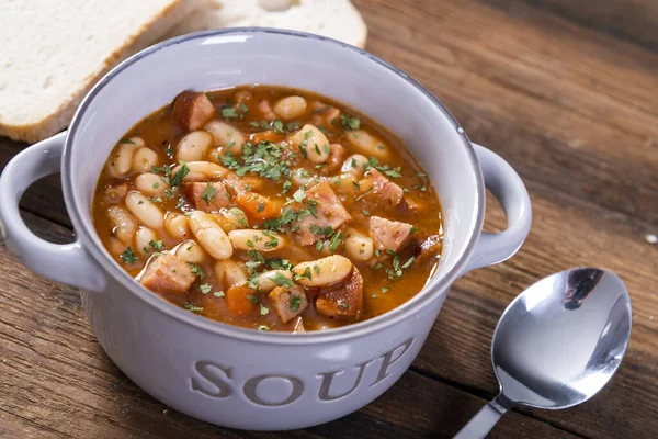 Domates soslu fırında fasulye ve doğranmış sosis.