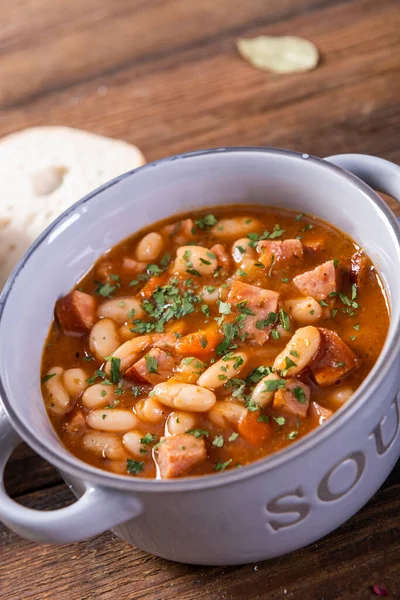 Domates soslu fırında fasulye ve doğranmış sosis.