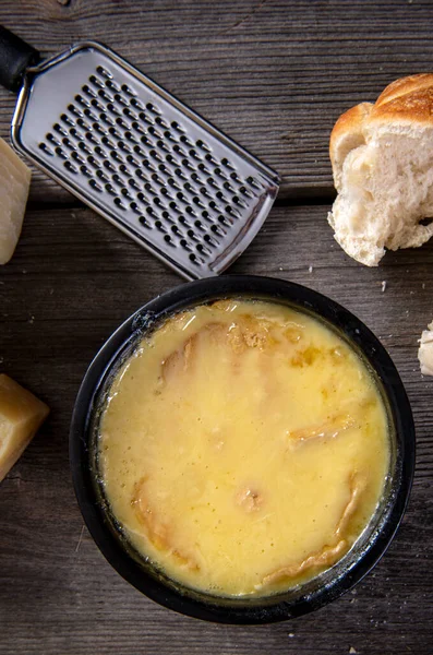 Ekmekle servis edilen erimiş peynirli İsviçre fondüsü