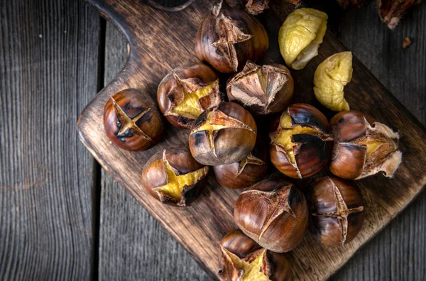 Ahşap arka planda kavrulmuş kestane