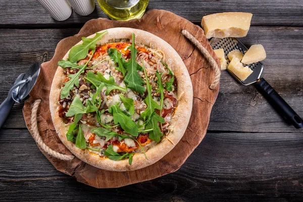 Roka, fıstık ve peynirli ev yapımı pizza.