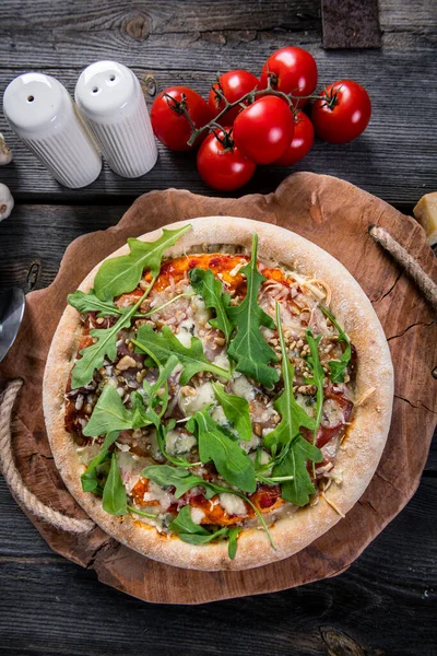 Roka, fıstık ve peynirli ev yapımı pizza.