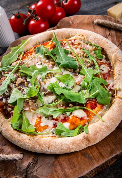 Roka, fıstık ve peynirli ev yapımı pizza.