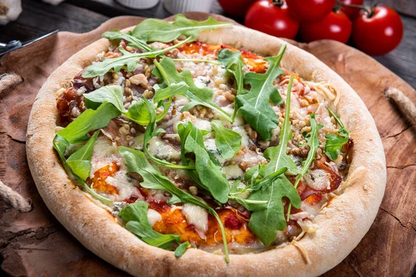 Roka, fıstık ve peynirli ev yapımı pizza.