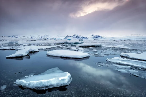 İzlanda 'daki ünlü Jokulsarlon Körfezi