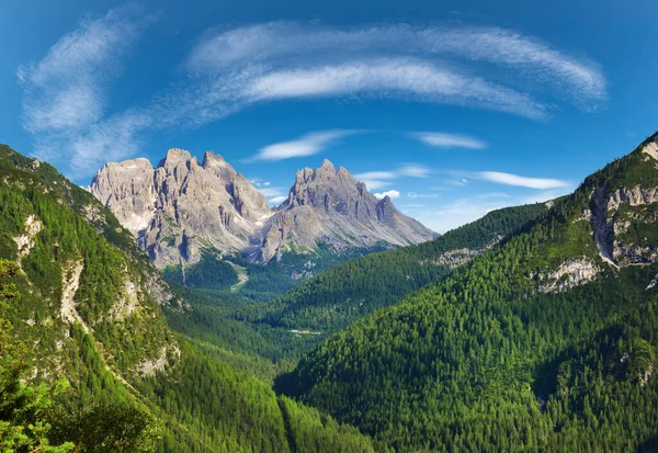 Bela Paisagem Montanhas Durante Primavera — Fotografia de Stock