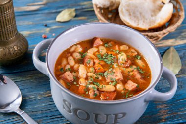 Domates soslu fırında fasulye ve doğranmış sosis.