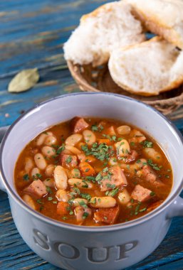 Domates soslu fırında fasulye ve doğranmış sosis.