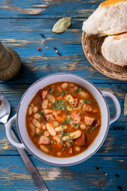 Domates soslu fırında fasulye ve doğranmış sosis.