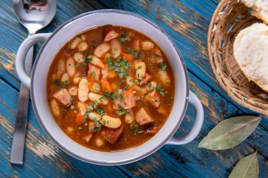 Domates soslu fırında fasulye ve doğranmış sosis.