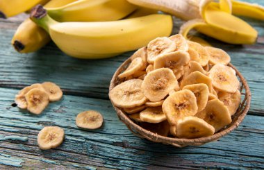 Kurutulmuş muz dilimleri yakın. 