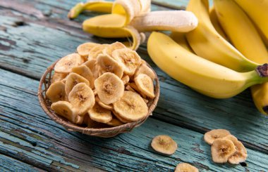 Kurutulmuş muz dilimleri yakın. 