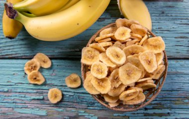 Kurutulmuş muz dilimleri yakın.