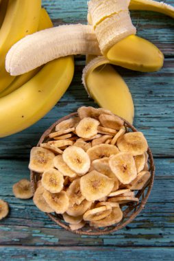 Kurutulmuş muz dilimleri yakın.