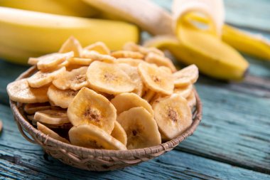 Kurutulmuş muz dilimleri yakın.