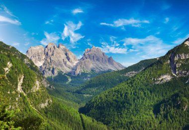 Mavi bulutlu gökyüzüne karşı dağların manzarası 