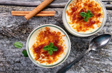 Creme brulee - lezzetli geleneksel Fransız tatlısı