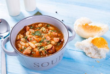 Domates soslu fırında fasulye ve doğranmış sosis.