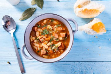 Domates soslu fırında fasulye ve doğranmış sosis.