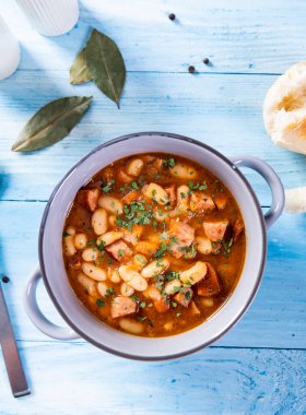 Domates soslu fırında fasulye ve doğranmış sosis.