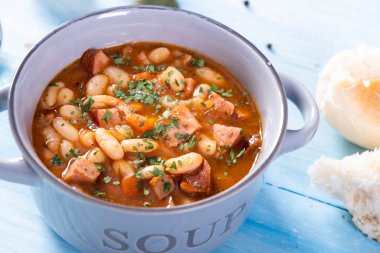 Domates soslu fırında fasulye ve doğranmış sosis.