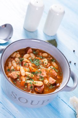 Domates soslu fırında fasulye ve doğranmış sosis.