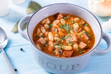 Domates soslu fırında fasulye ve doğranmış sosis.