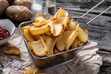 Lezzetli ev yapımı patates dilimleri.
